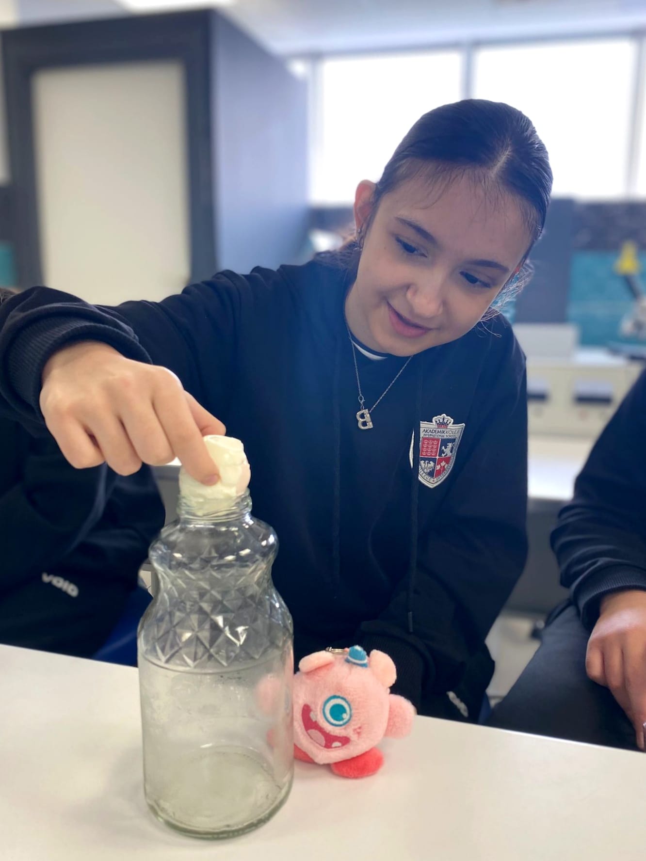 8. Sınıf Gaz Basıncı Deneyleri: Yumurta Şişesi ve Damacana Gözlemleri