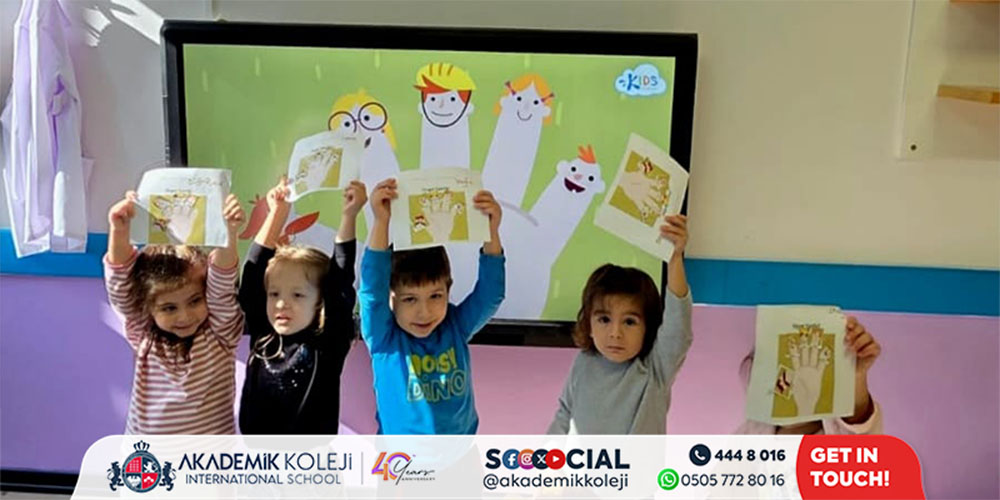 Anaokulu 4 Yaş Grubu Öğrencilerimiz İngilizce Dersinde Parmak Kuklaları ile Eğlendi!