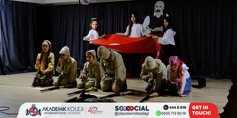 Ortaokul Öğrencilerinden 18 Mart Çanakkale Zaferi Gösterisi