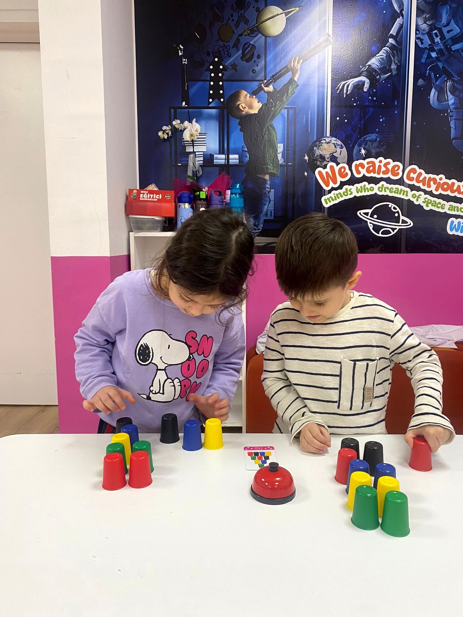 Okul Öncesi Rehberlik Dersi: Renkli Bardaklarla Eğitici ve Keyifli Oyun