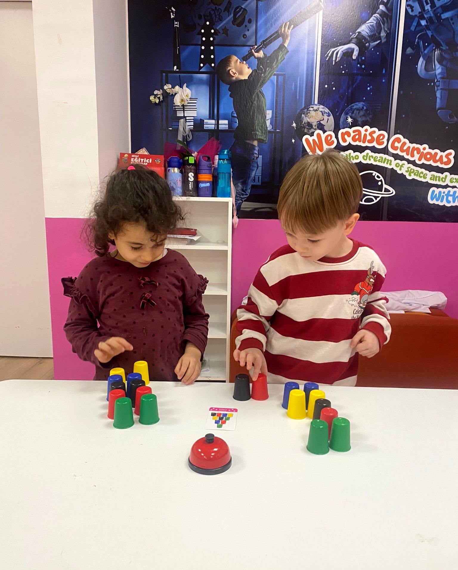 Okul Öncesi Rehberlik Dersi: Renkli Bardaklarla Eğitici ve Keyifli Oyun