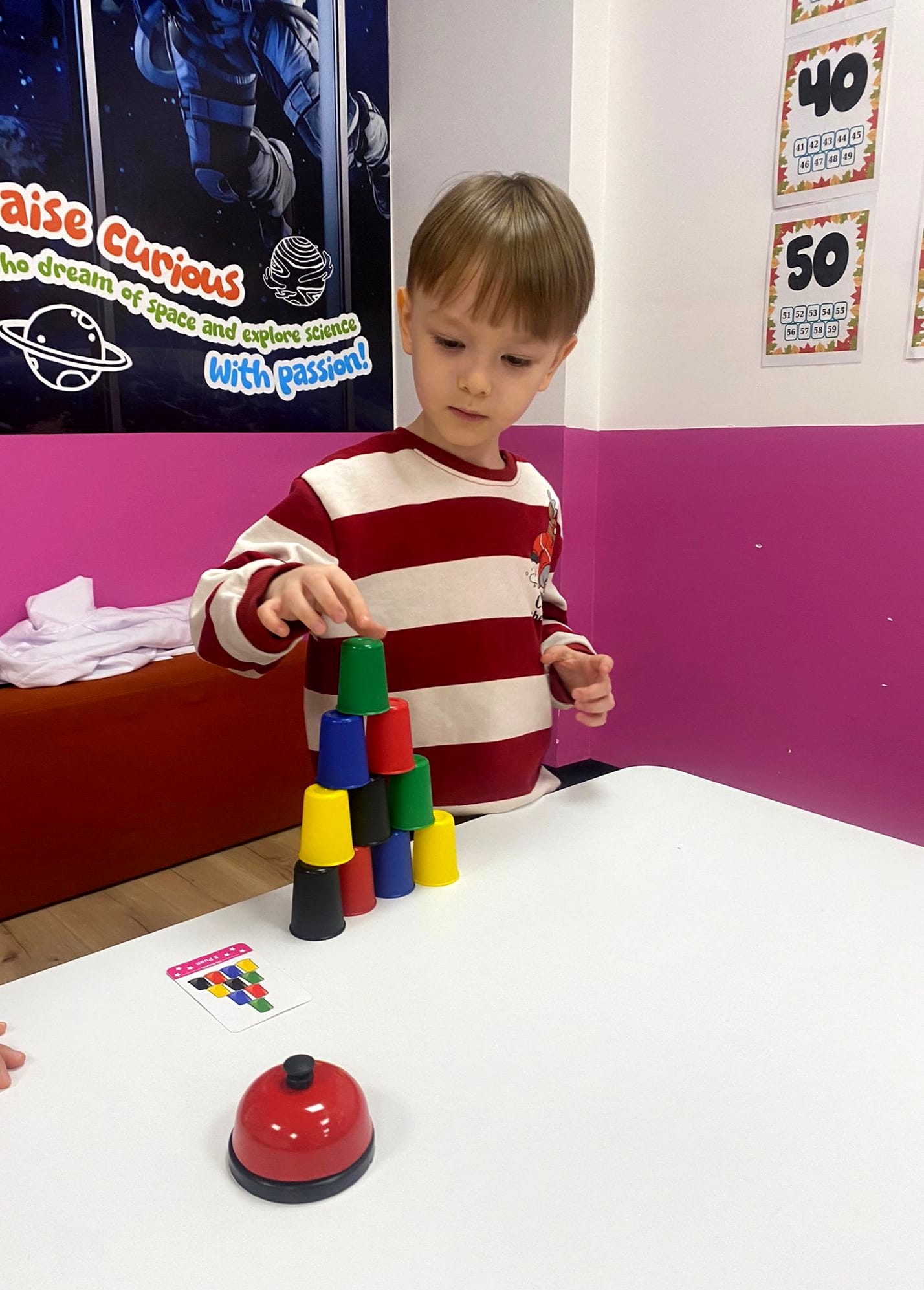 Okul Öncesi Rehberlik Dersi: Renkli Bardaklarla Eğitici ve Keyifli Oyun