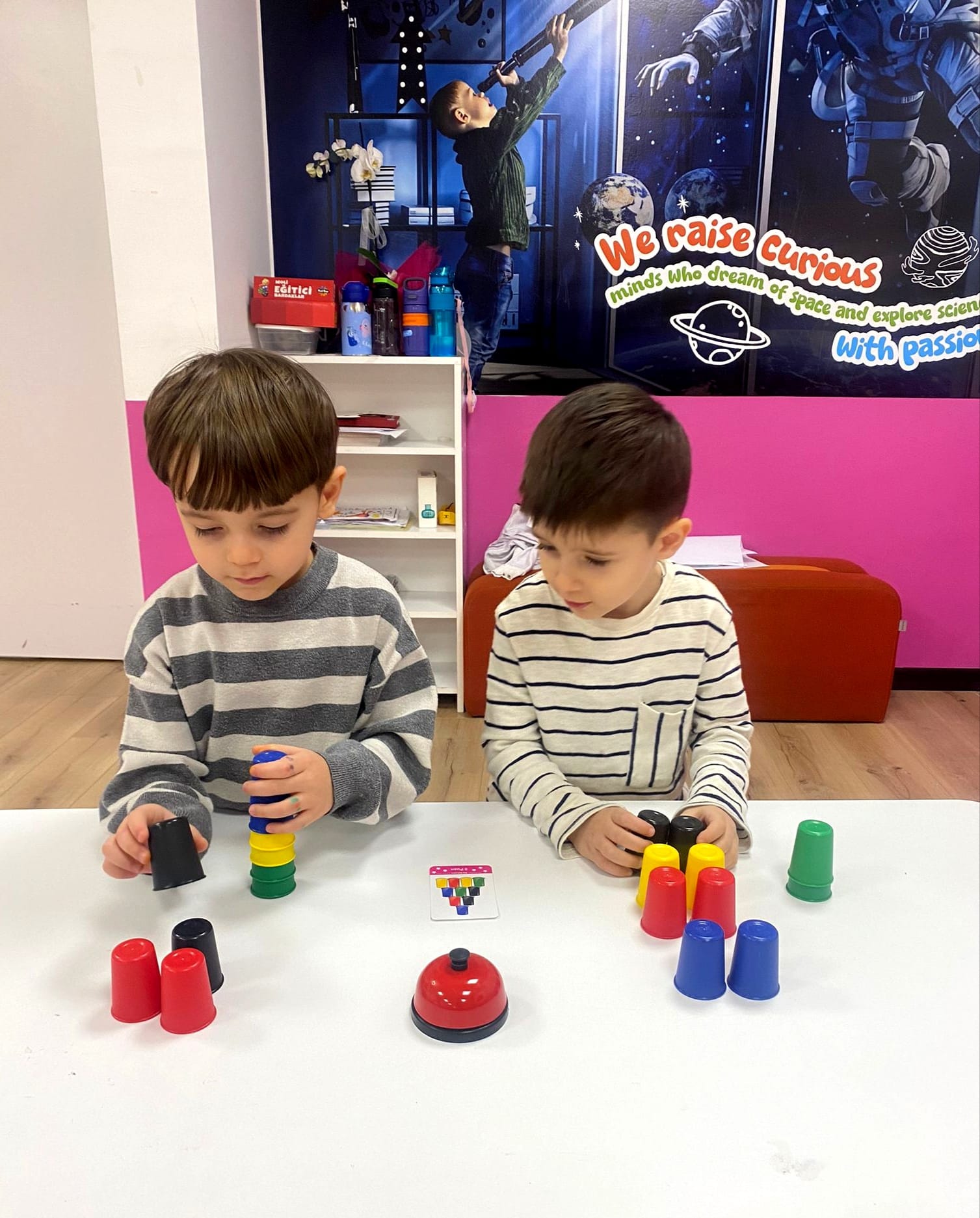 Okul Öncesi Rehberlik Dersi: Renkli Bardaklarla Eğitici ve Keyifli Oyun