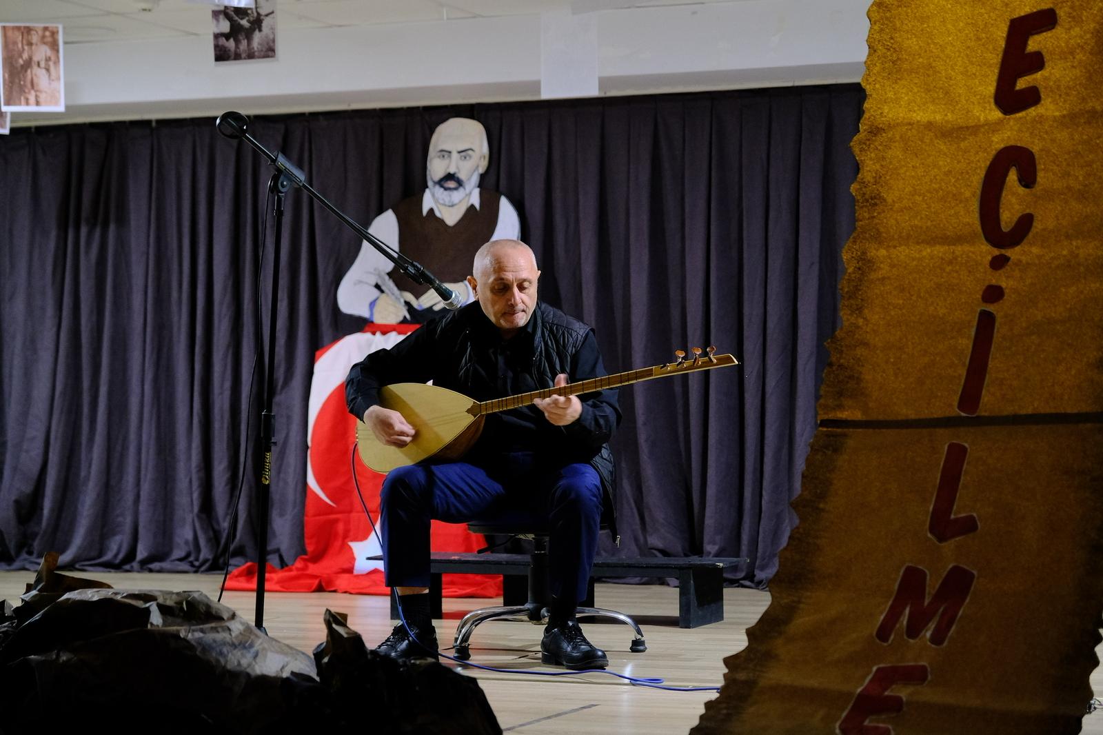 Ortaokul Öğrencilerinden 18 Mart Çanakkale Zaferi Gösterisi