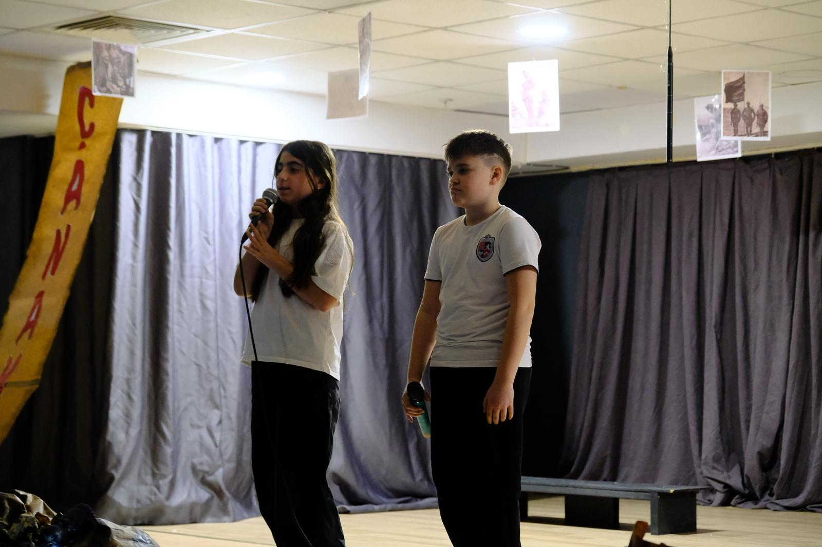 Ortaokul Öğrencilerinden 18 Mart Çanakkale Zaferi Gösterisi