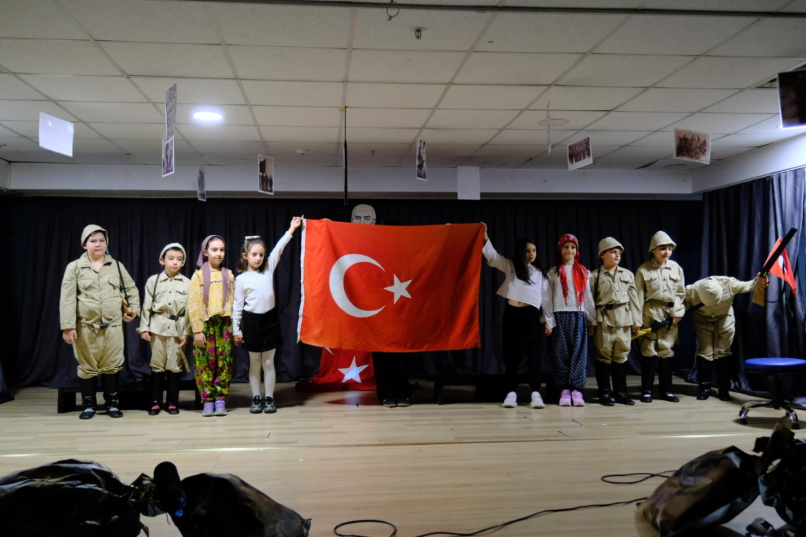 Ortaokul Öğrencilerinden 18 Mart Çanakkale Zaferi Gösterisi