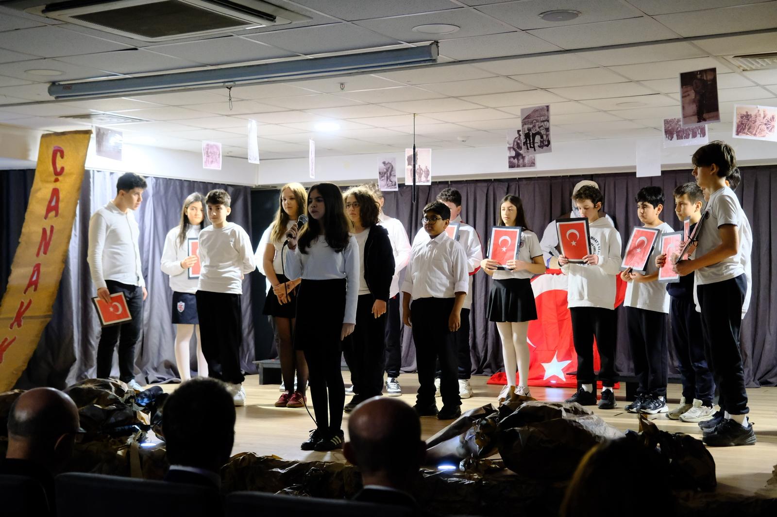 Ortaokul Öğrencilerinden 18 Mart Çanakkale Zaferi Gösterisi