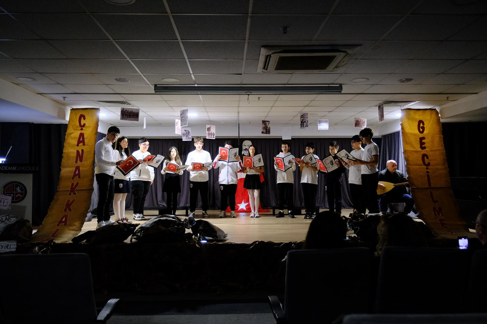 Ortaokul Öğrencilerinden 18 Mart Çanakkale Zaferi Gösterisi