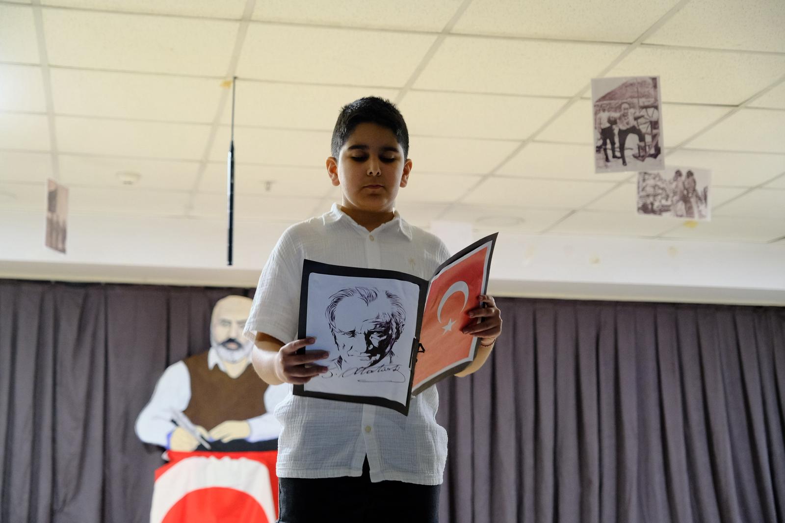 Ortaokul Öğrencilerinden 18 Mart Çanakkale Zaferi Gösterisi