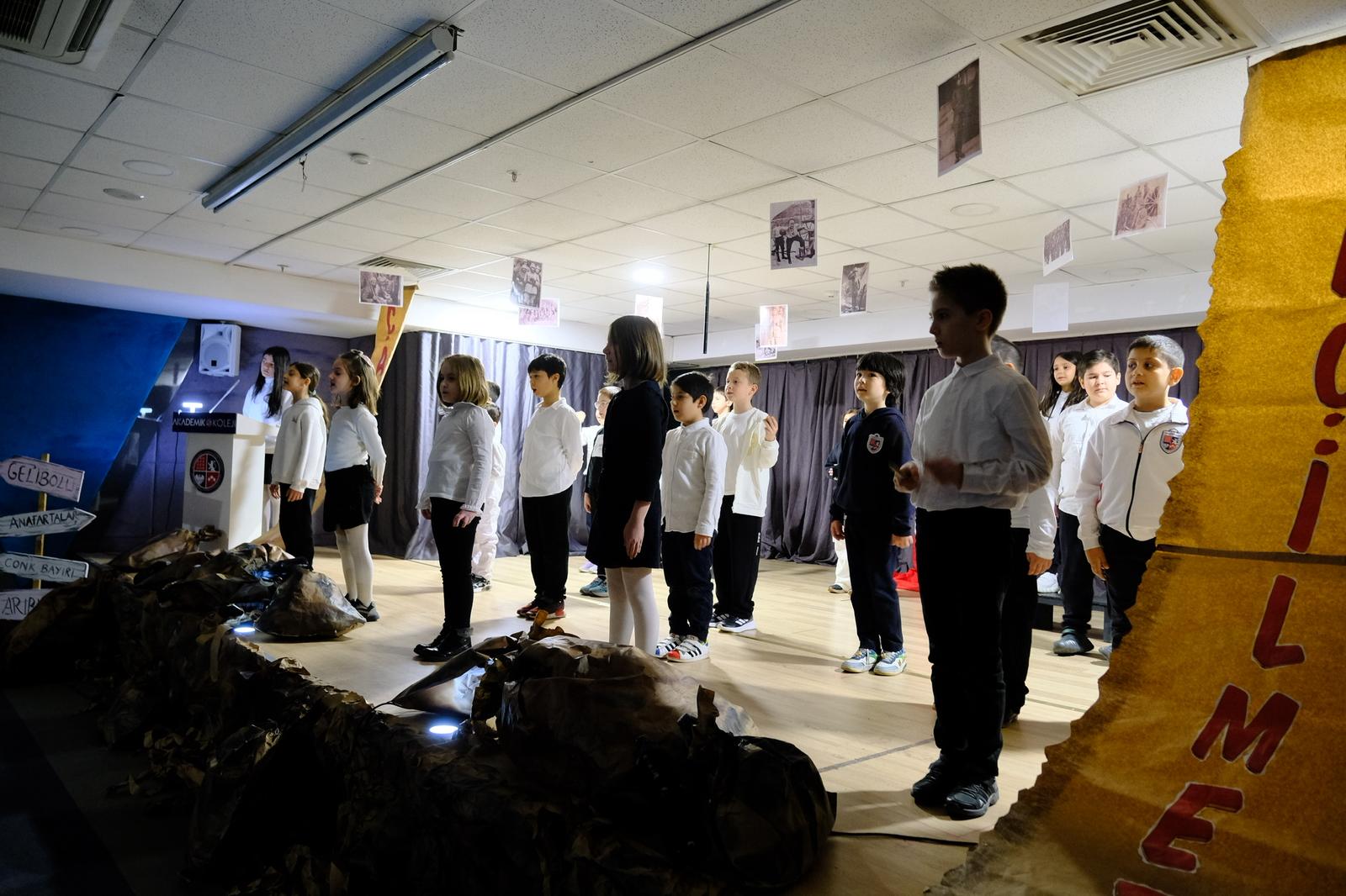 Ortaokul Öğrencilerinden 18 Mart Çanakkale Zaferi Gösterisi