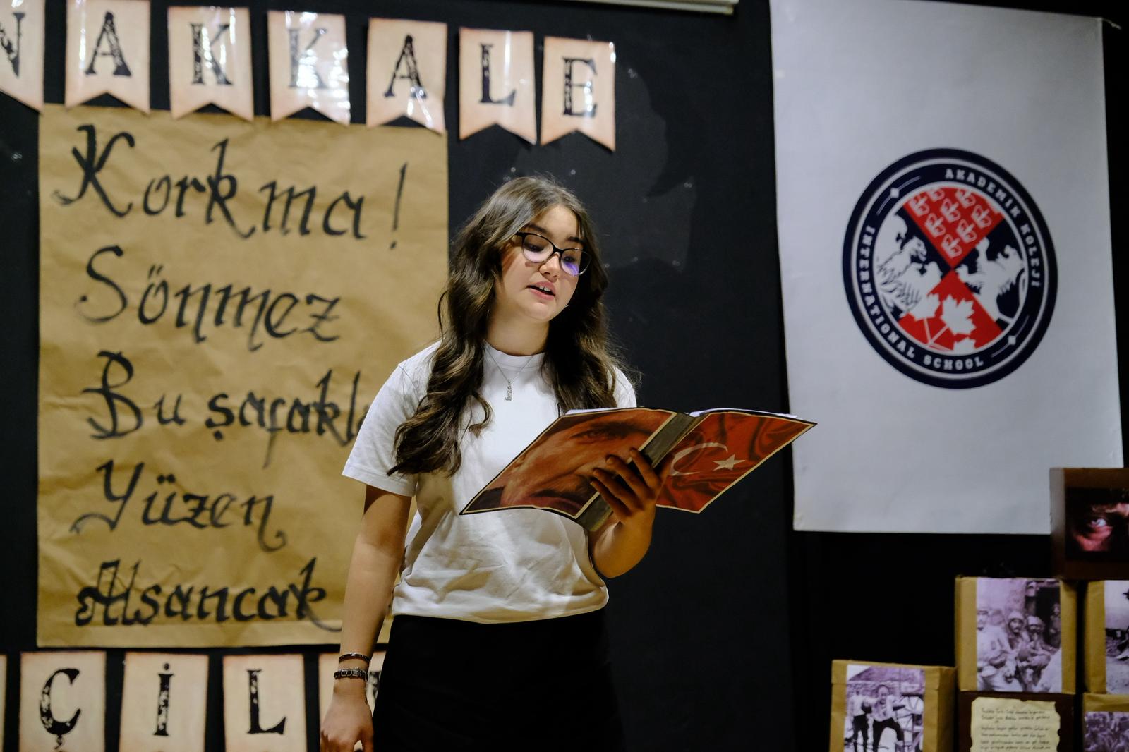 18 Mart Anma: Anadolu Lisesi Öğrencilerinden Tarih Bilinci ve Vefa Üzerine Gösteri