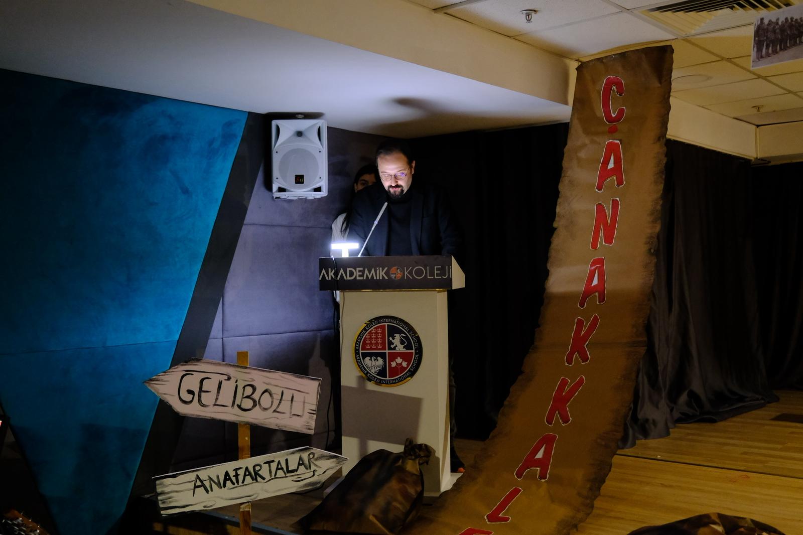 Ortaokul Öğrencilerinden 18 Mart Çanakkale Zaferi Gösterisi