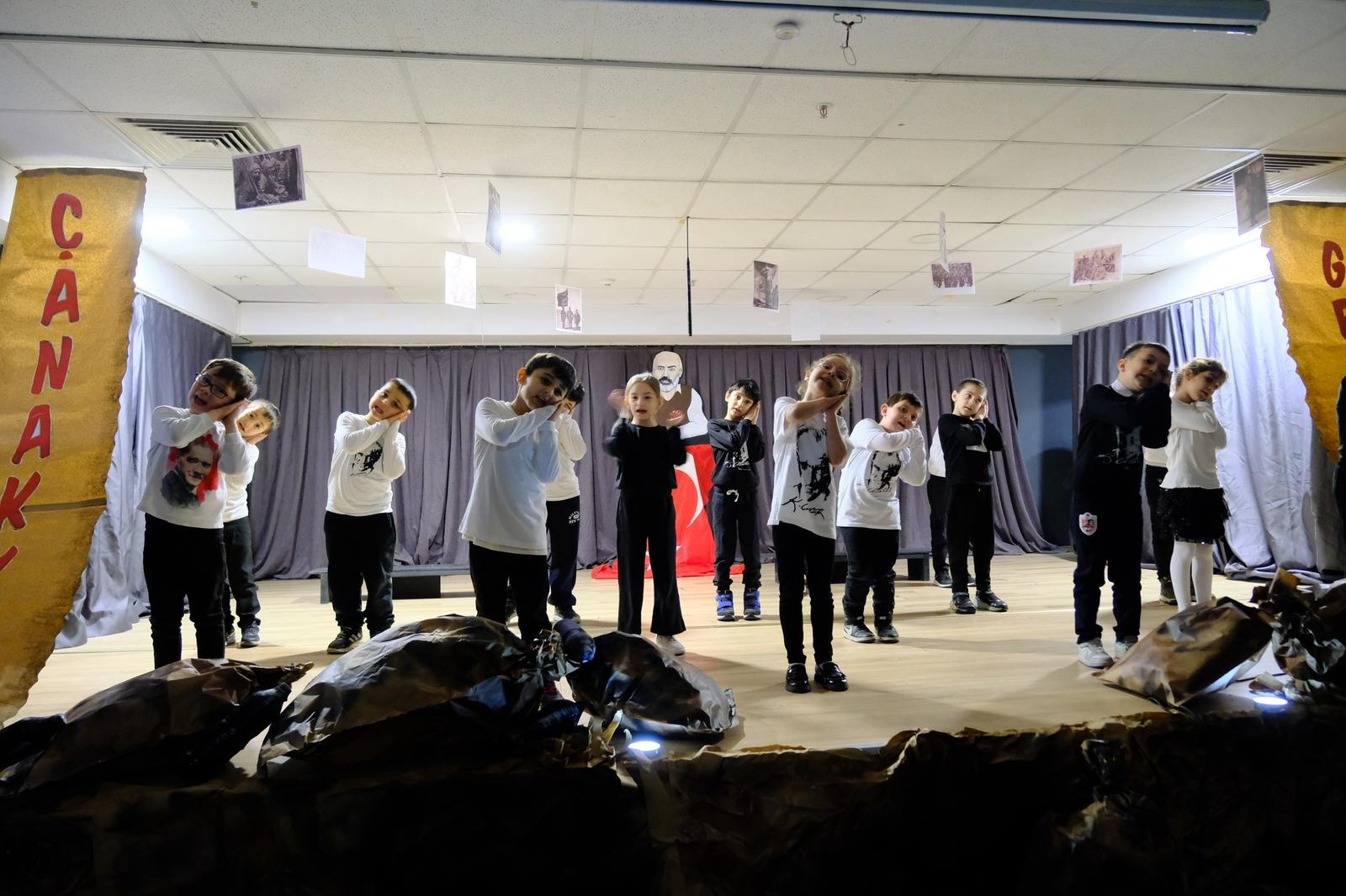 Ortaokul Öğrencilerinden 18 Mart Çanakkale Zaferi Gösterisi